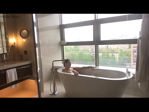 ❤️ Foshnjë e jashtëzakonshme që tund me pasion pidhin e saj në banjë ❌ Video anale tek ne