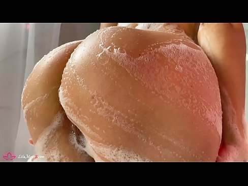 ❤️ Zeshkania masturbon pidhin me vibrator deri në orgazmë intensive në dush ❌ Video anale tek ne