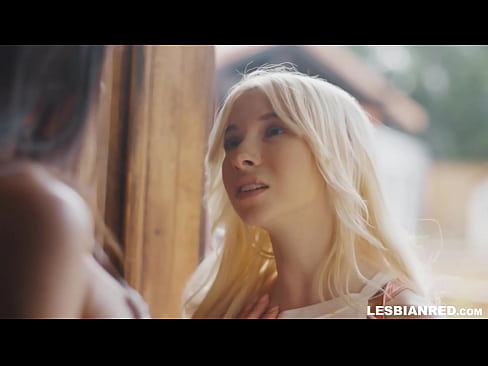 ❤️ Vajza vjen në shtëpi disa muaj më vonë dhe përfundon duke ngrënë pidhin e njerkës së saj ❌ Video anale tek ne