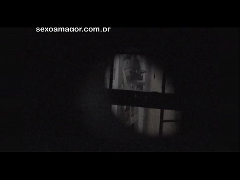 ❤️ Blondie filmohet fshehurazi nga një soditës i lagjes i fshehur pas tullave të zbrazëta ❌ Video anale tek ne