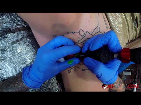 ❤️ E dashura jashtëzakonisht e bërë me tatuazhe, Sully Savage, bëri një tatuazh në klitorisin e saj ❌ Video anale tek ne