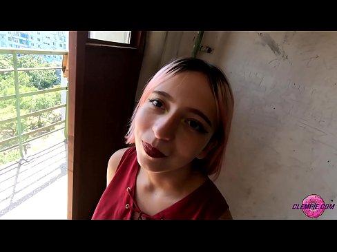 ❤️ Sensual student thith një të huaj në pjesën e jashtme - sperma në fytyrën e tij ❌ Video anale tek ne